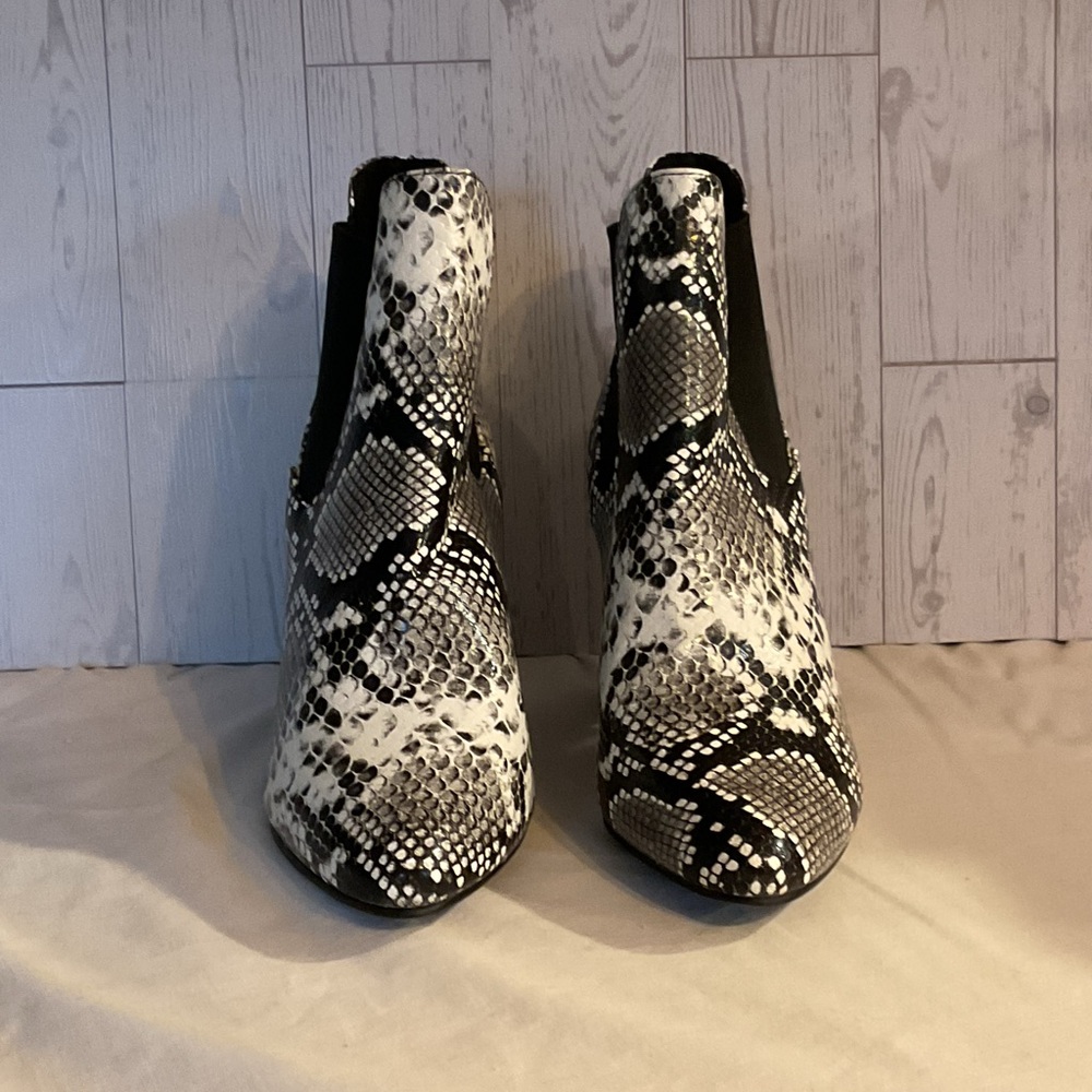 Yoki Women’s Size 6.5 Snakeskin Block Heel Ankle Boots NIYA Faux Leather Booties